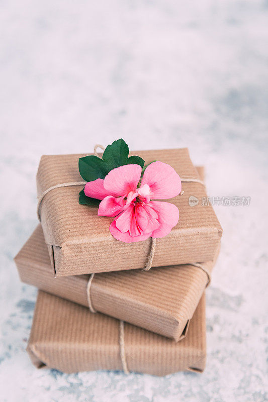手工包装的鲜花礼品盒。母亲节的礼物
