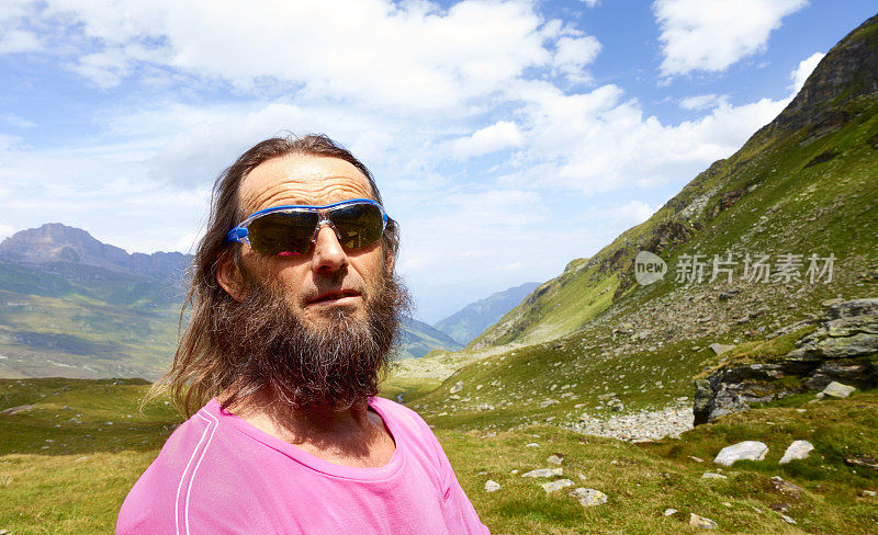 一名成年男子在夏天徒步攀登瑞士阿尔卑斯山