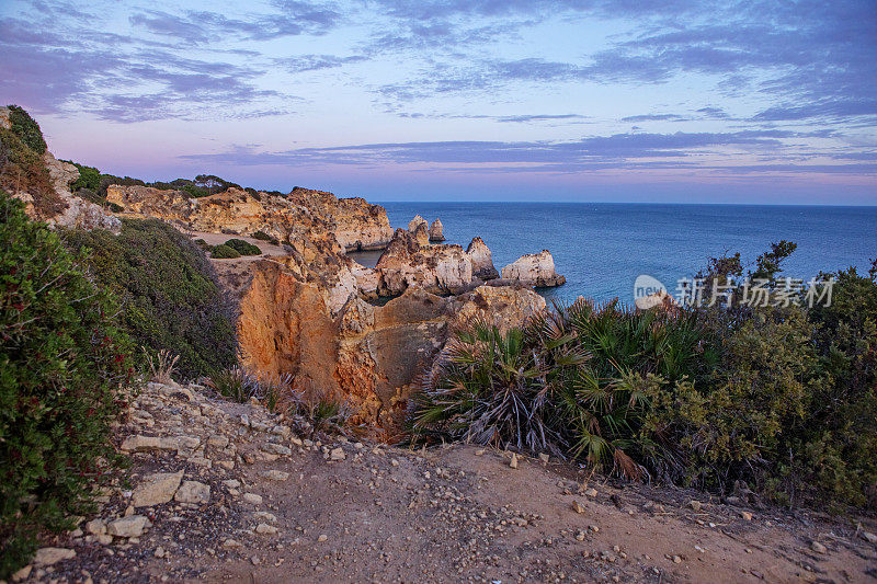 夏末阳光下的葡萄牙阿尔沃海滩海景图片