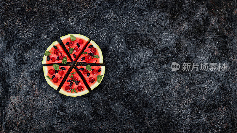 斑点黑色背景西瓜披萨