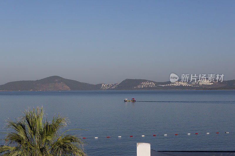 一艘土耳其爱琴海沿岸的渔船，位于土耳其博德拉姆格拉的gulluk镇附近