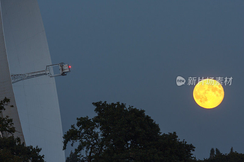 约德瑞尔·班克射电望远镜和升起的月亮