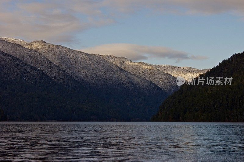 新月冷湖