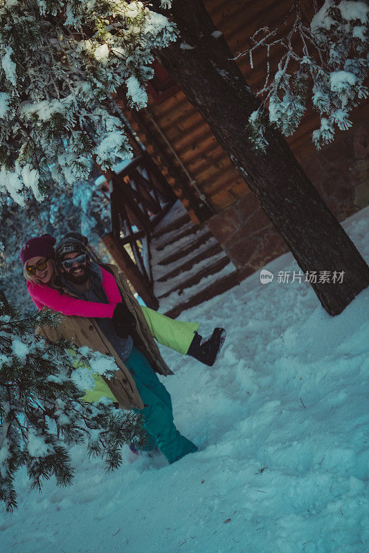 男人背着女人在厚厚的雪地里行走