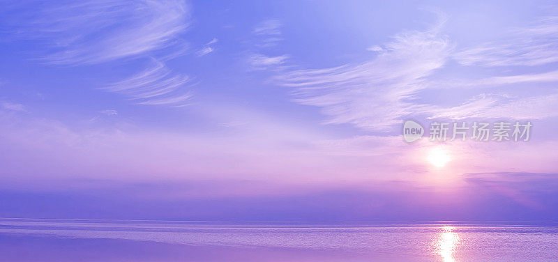 美丽的日落在蓝色和紫色的海洋