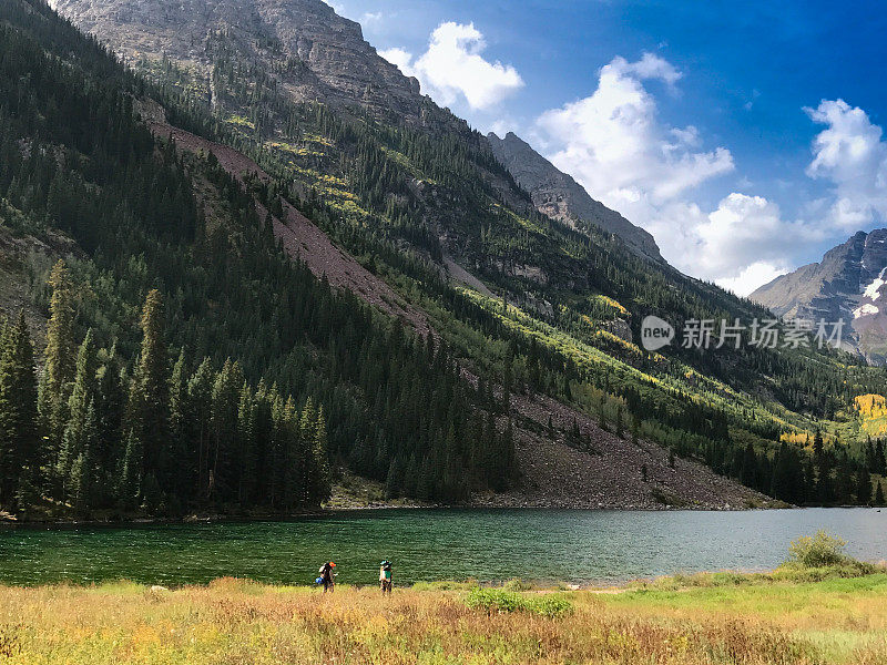 闪烁的绿色湖泊在山上