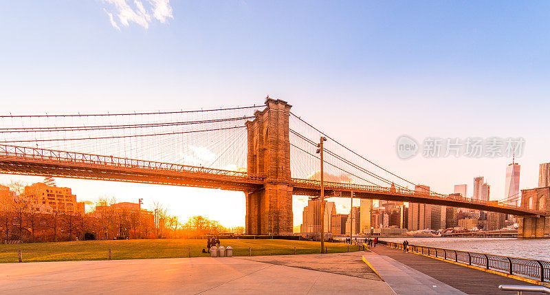 日落时分，布鲁克林大桥漫步，曼哈顿天际线