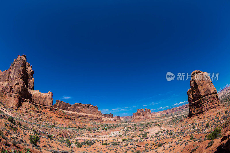 炙热的阳光照在砂岩山和沙漠景观上