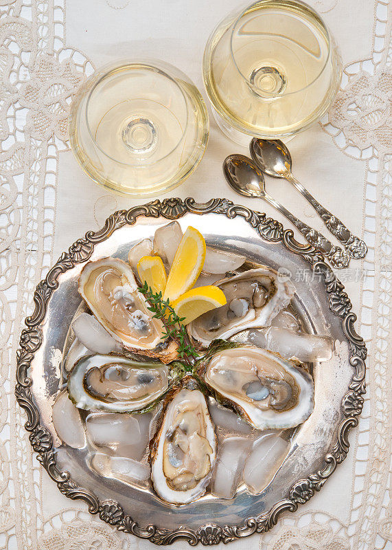 鸡尾酒会上古董银盘上的剥了壳的牡蛎。收获于Malpeque湾，PEI，加拿大