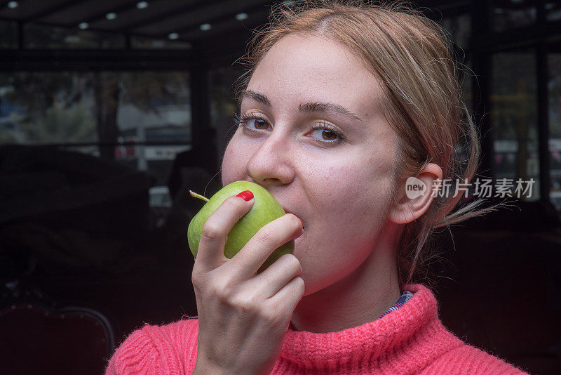 拿青苹果的女人