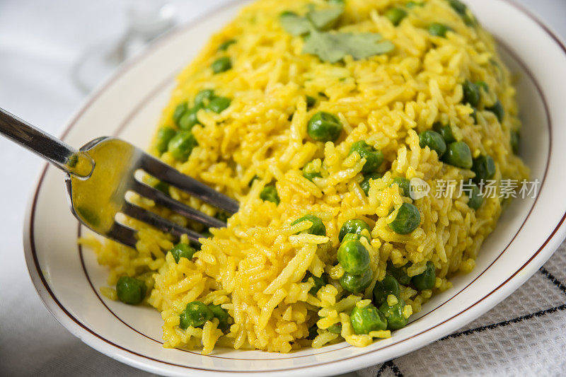 印度食物黄米和绿豌豆
