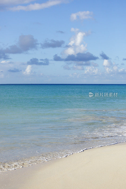 海浪平静的海滩景色