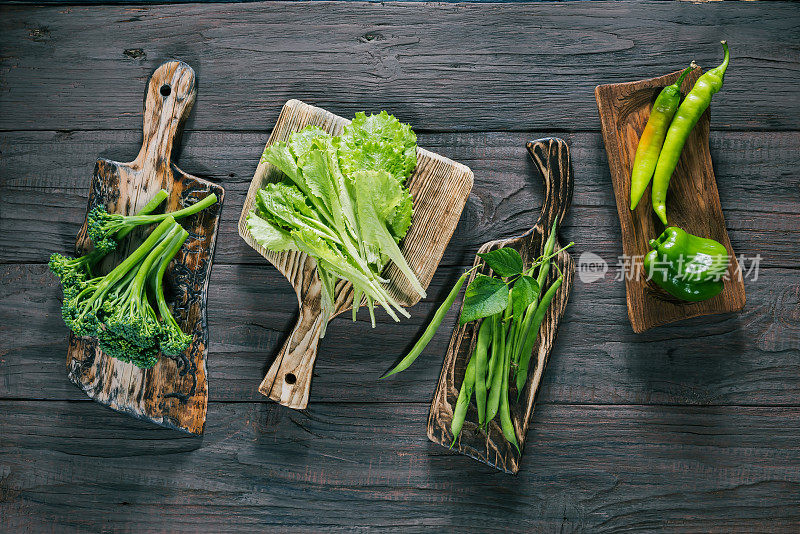 深色木材上的绿色蔬菜