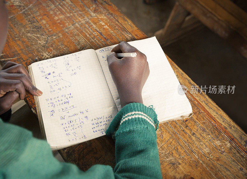 一名非洲学生在学校解数学题