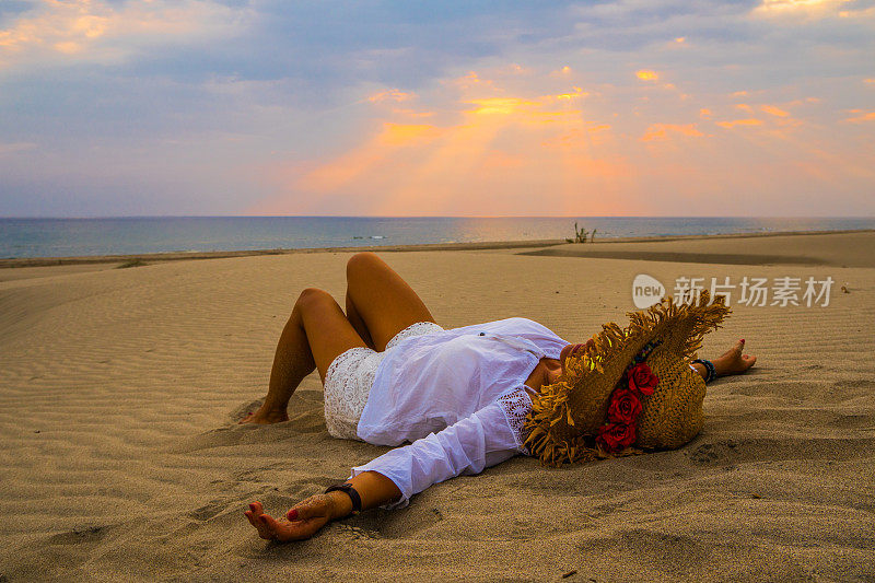 女人躺在沙滩上。Patara。