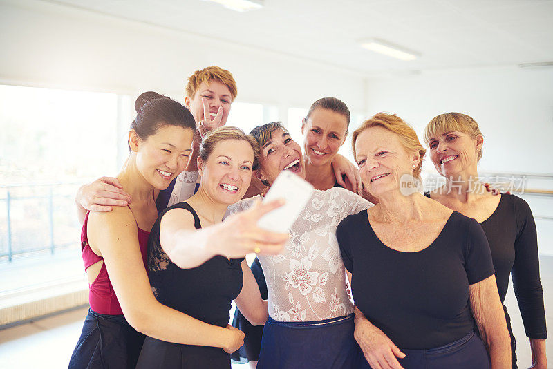 一群微笑的女人在舞蹈工作室自拍