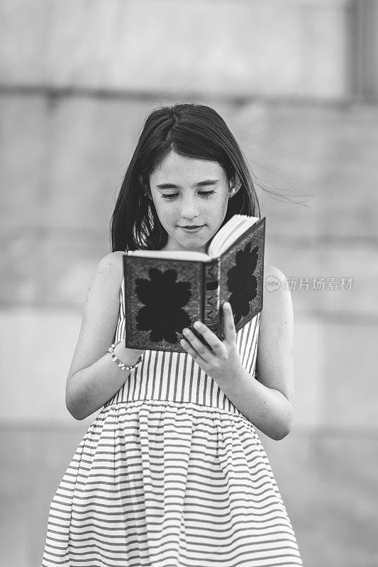 在读一本书的女生。