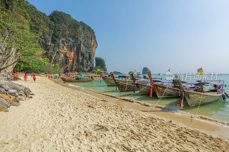 泰国甲米的拉伊雷海滩上的长尾船