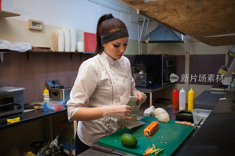 寿司外卖餐厅的厨师在厨房做饭
