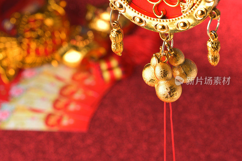 中国新年装饰品和吉祥装饰品的红色散景背景