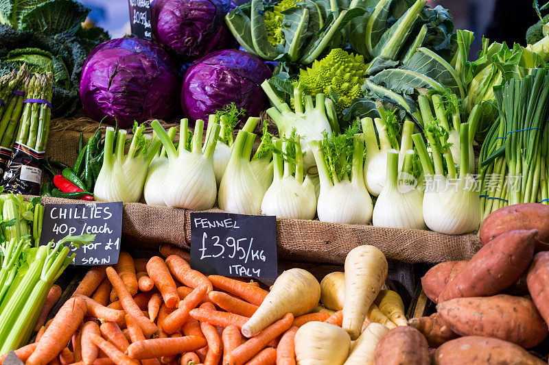 英国伦敦博罗市场展出的新鲜蔬菜包括茴香、辣椒和红卷心菜