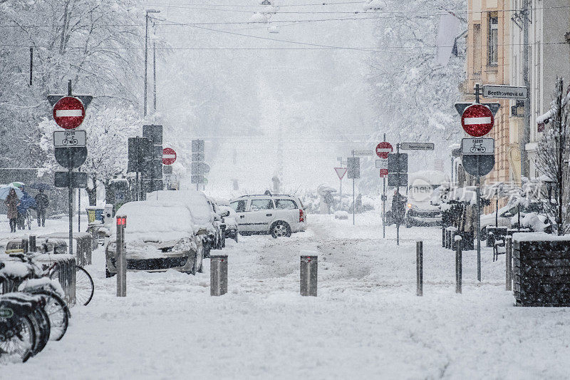 二月的正午，城市地区有暴风雪