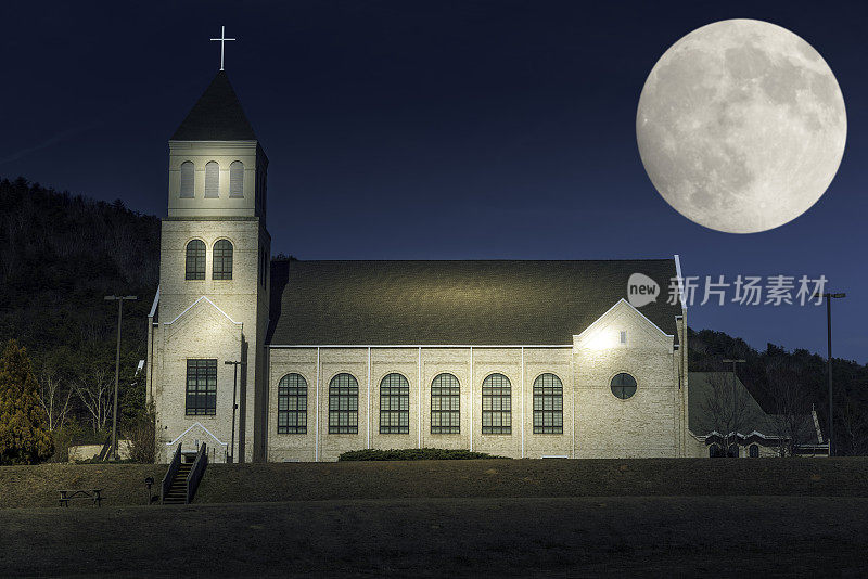超级月亮期间卫理公会教堂的浅色油漆