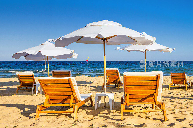 海岸景观-沙滩上的遮阳伞和躺椅