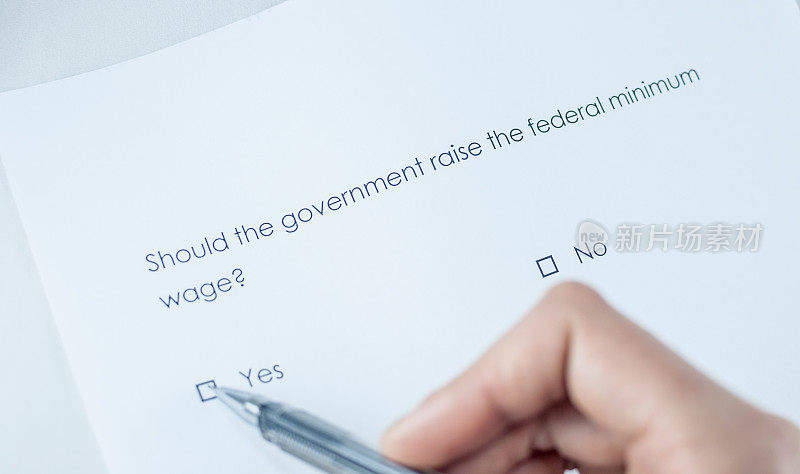 政府应该提高联邦最低工资吗?答:是的。