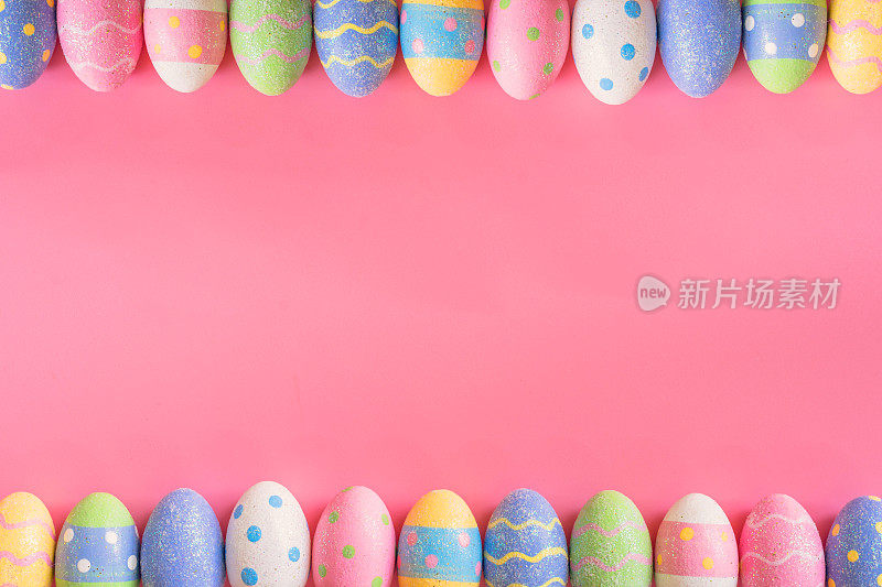 彩色的复活节彩蛋在粉红色的彩色背景与空间。
