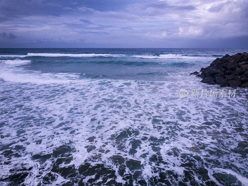 沿海岸的海浪鸟瞰图