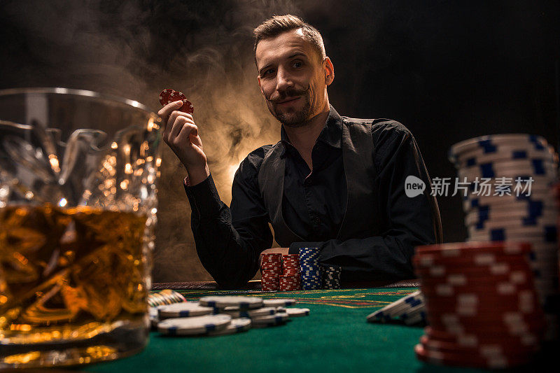 男人在玩扑克，抽着雪茄，喝着威士忌。一个用浓浓的香烟烟雾赢了桌上所有筹码的人
