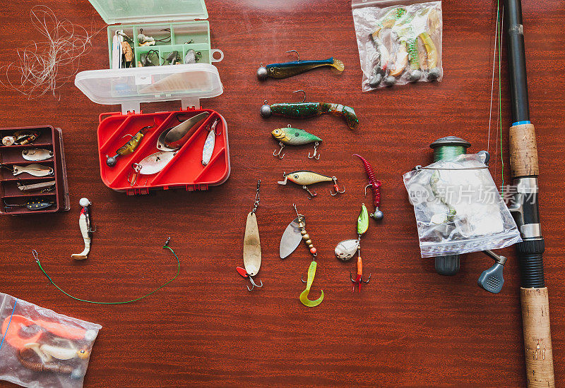桌上放着一套捕梭子鱼的人造鱼饵