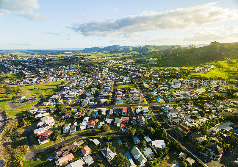 俯瞰Waihi镇和Waihi海滩，新西兰。