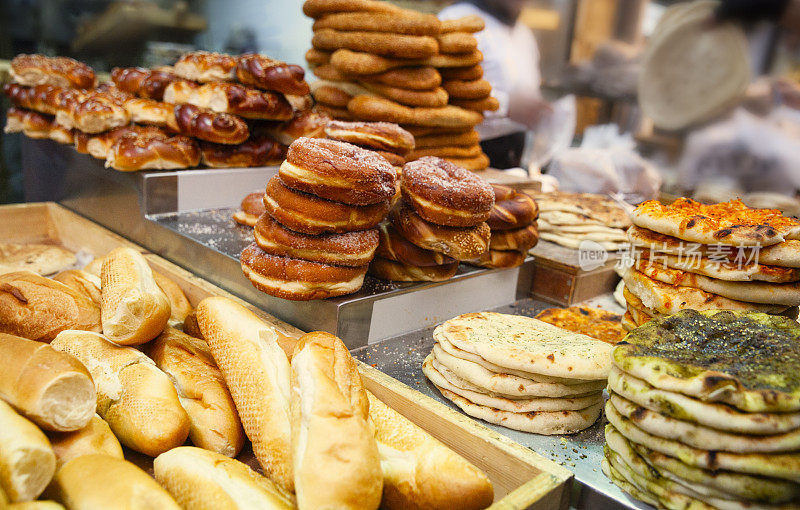 在以色列市场收集新鲜的烤面包和糕点