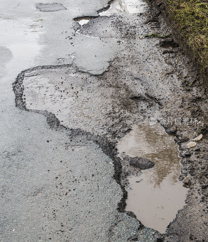 北约克郡一条道路上的坑洼