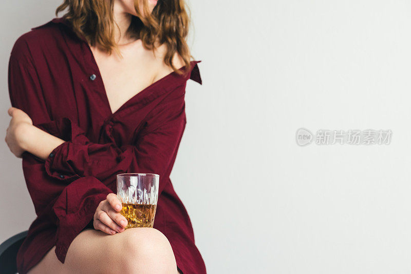 穿着红衣服，喝着威士忌的女孩