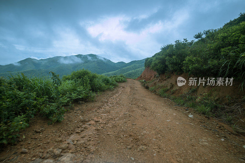 岩石路在阴天与轮胎印汽车商业