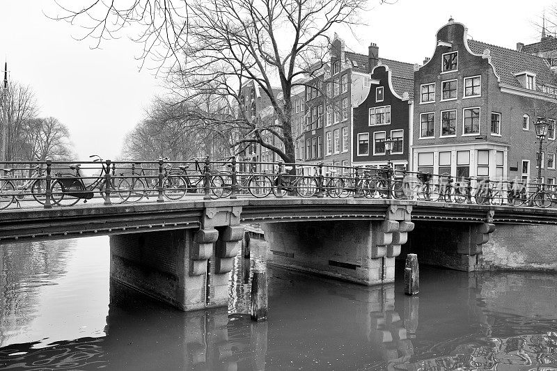 阿姆斯特丹的城市景观有运河和桥梁