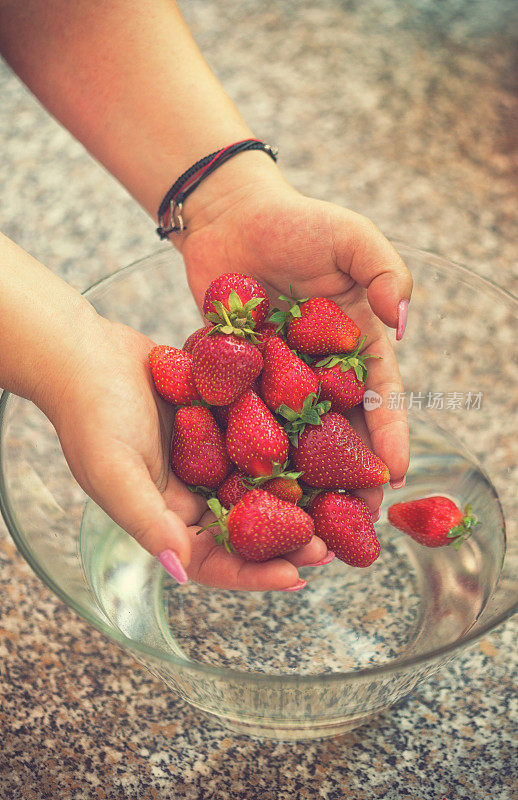 洗草莓做自制果酱