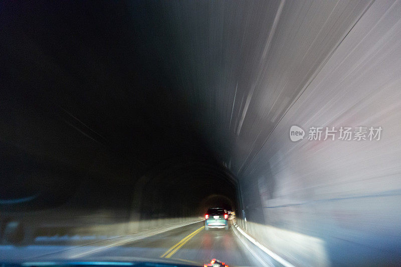 驾驶汽车通过道路隧道的速度与前灯和运动模糊