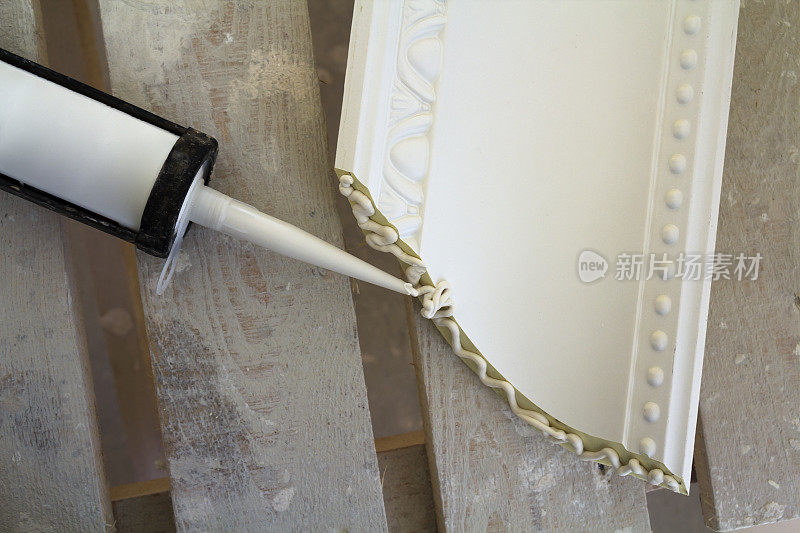 室内装修安装前用胶粘接装饰成型的特写细节。
