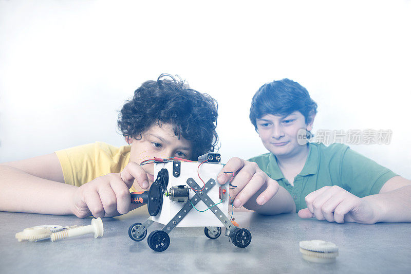 两个孩子建造一个机器人。