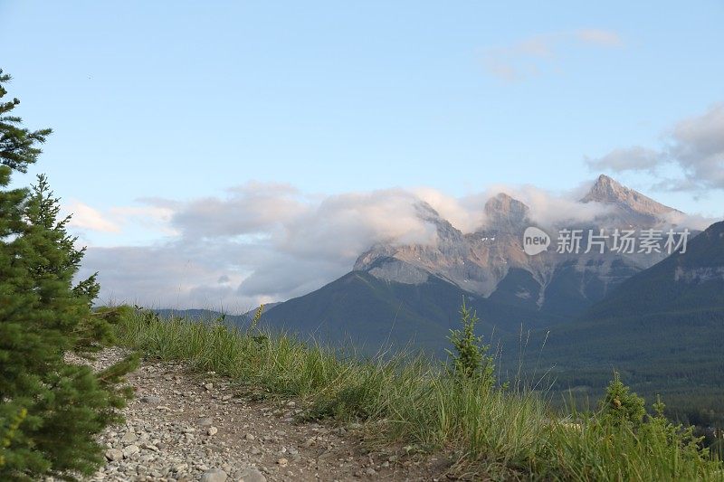 视野横跨小径到山脉