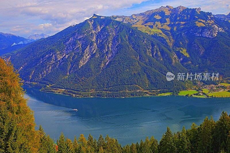 奥地利泰洛卡温德尔阿尔卑斯山脉上的阿钦湖和佩蒂绍