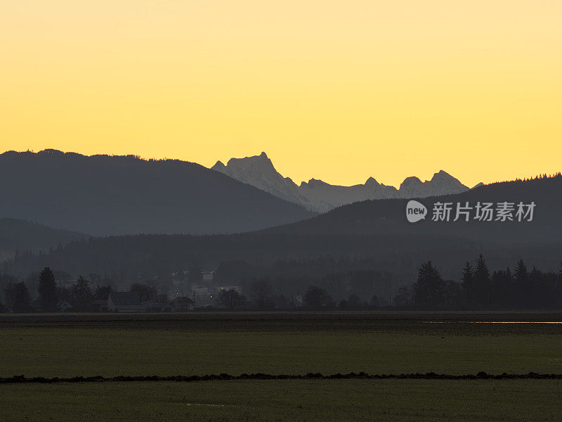 风景如画的农场和雪山