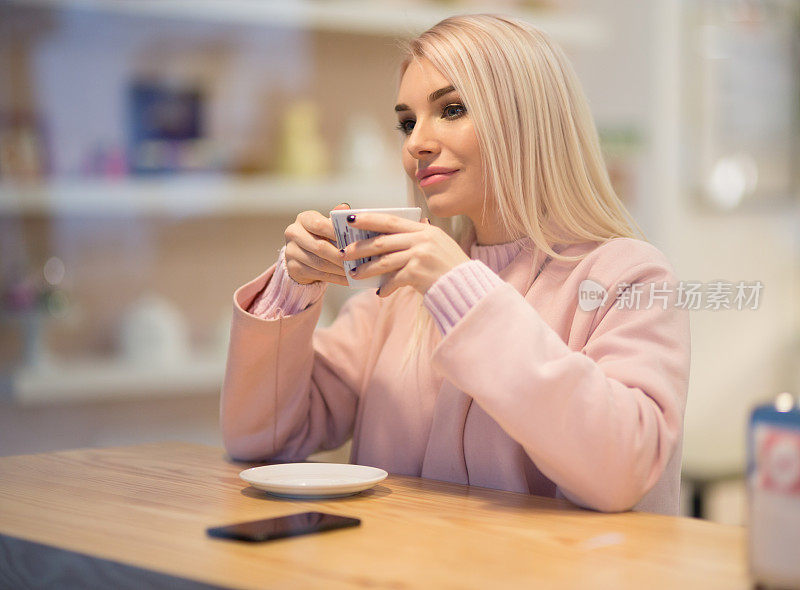 现实生活中喝咖啡的年轻美女