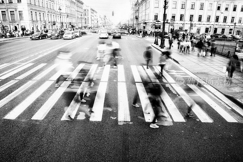 俄罗斯圣彼得堡涅夫斯基大街斑马线上模糊不清的行人。黑色和白色。