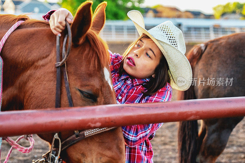 小女牛仔梳理她的马
