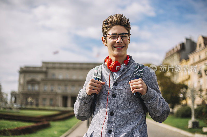 老建筑前英俊的少年学生。